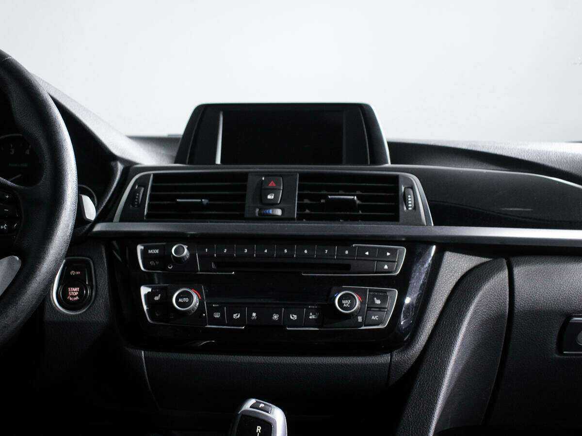 BMW 3 серии 318i, 2017 Фото №12