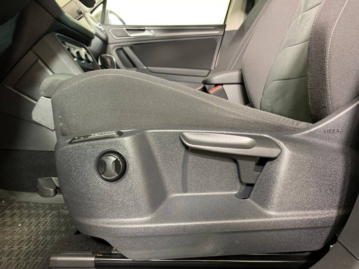 Volkswagen Tiguan, 2018 Фото №16